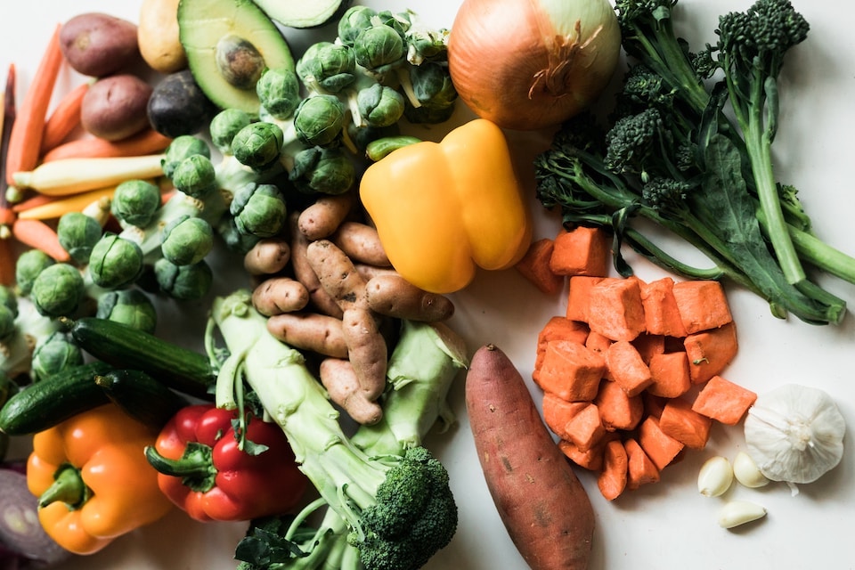 organizar y almacenar verduras y frutas frescas
